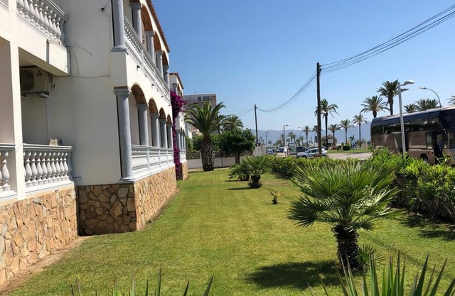 VISTA BAHIA 9 - Apartamento en primera línea de mar a pocos metros del centro de Empuriabrava con aparcamiento.