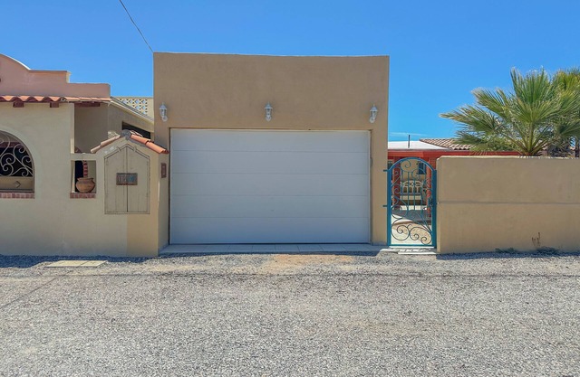 Vista de Oro: Mirador studio in quiet community near local eateries & beach