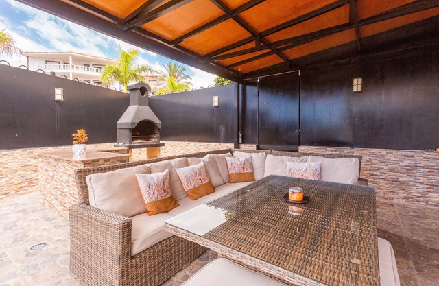 Vista Hermosa, 3 -4 bed villa with private heated pool and wi-fi