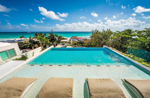 Vista Hermosa: Spacious 8-BR Villa w/Rooftop Pool & Terrace in Playa del Carmen