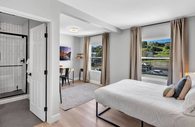 Vista Vacation Downtown | Walkable | Modern Escape