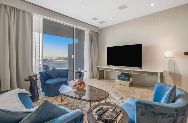 Voguish 2BR Apt w/Sea View at FIVE Palm