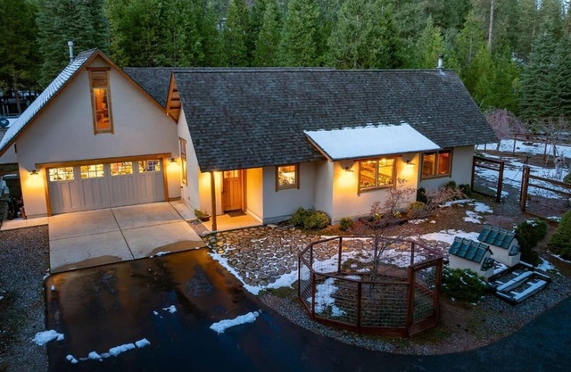 VolcanonJapanese-inspired Zen retreat in the Pines