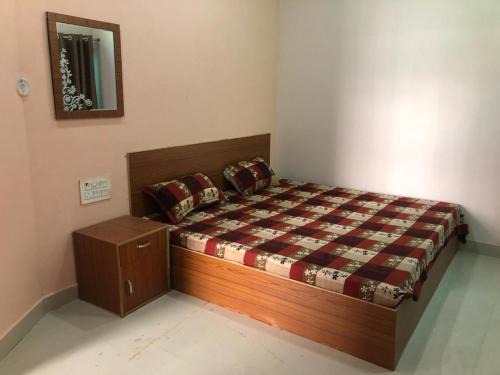 VRINDAVAN HOTEL SARASWATI DEVI ATITHI BHAWAN - Near Prem Mandir & Isckon Temple- #Free Wi-Fi #Parking #Fully Air Conditioning #Room Service #Premium Hotel In Vrindavan