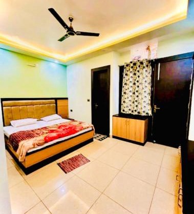 "VRINDAVAN HOTEL SARASWATI DHAM Near Temple - Fully Air Conditioned Rooms #Wi-Fi #Parking #Room Service - Prime Location - Best Seller In VRINDAVAN"
