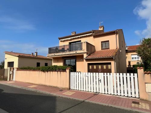VUE MER Maison individuelle 30 m de la plage 4 chambres 10 couchages jardin parking LXRM26