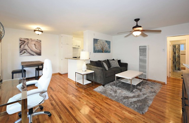 W2- Charming 1-bedroom apartment in welcoming Los Angeles with WiFi