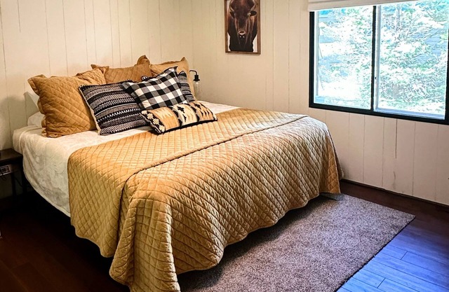 Wagon Wheel Retreat– Family Cabin Near Yellowstone with KING BED & DOG FRIENDLY