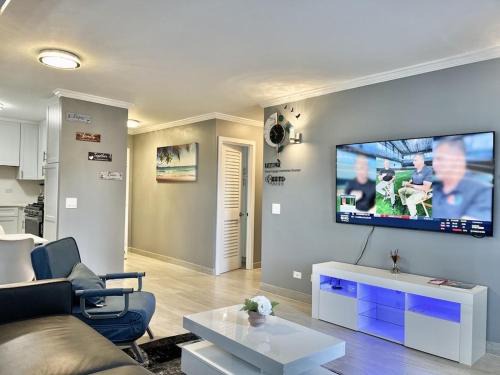 Waikiki Condo 2 Bedrooms 2 Bathrooms with 1 free parking space