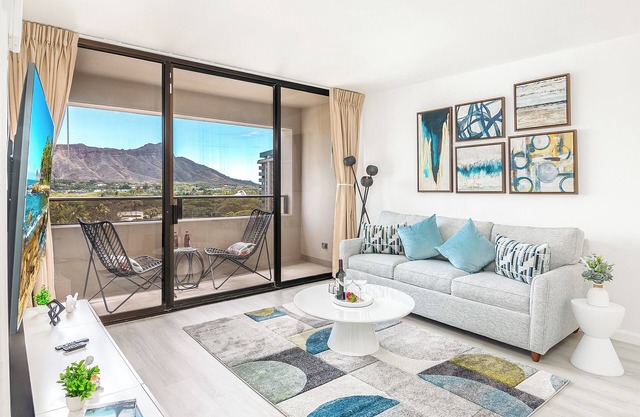 Waikiki Sunset 2 bedroom with Diamond Head View and Parking