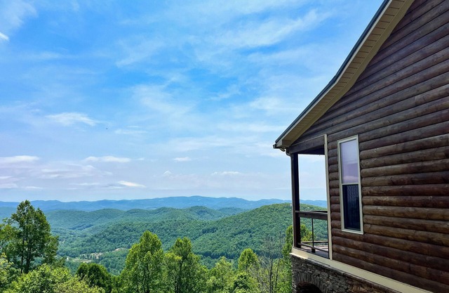 Wake Up to Mtn Views, End the Day in the Hot Tub @ Skyview Hideaway