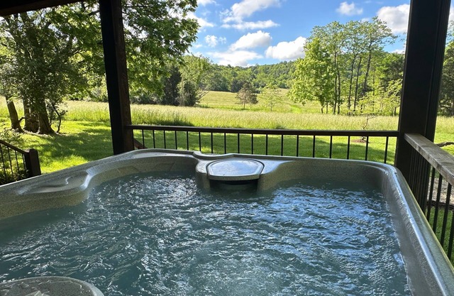 "Walden" Modern Cabin on 54 Riverfront Acres along Shenandoah River w/Hot Tub
