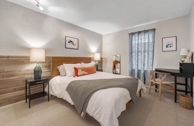 Walk Downtown and to Hiking! Spacious 1 bedroom