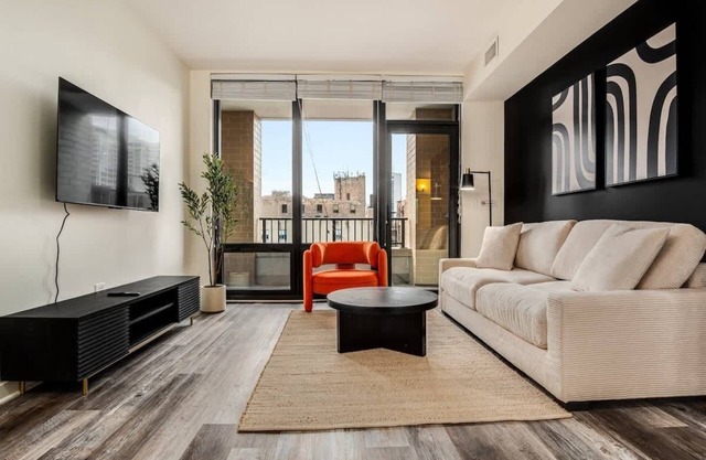 Walk Everywhere! 5 mins to Magnificent Mile, River