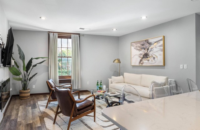 Walk Everywhere! Near Marion Square & King Street's Best Restaurants + Shops