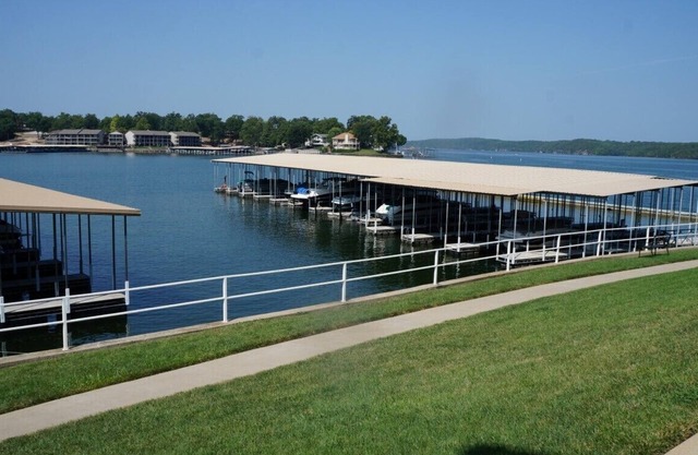 Walk-in Condo! Enjoy The Lake Life, 3B/2B Sleeps 9, 2 Pools, Boat Slip & Beach!