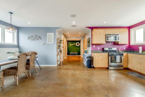 Walk Score 90!-Historic Downtown District-2 Blocks to Famous Forsyth Park- Huge Private Patio-Private Parking