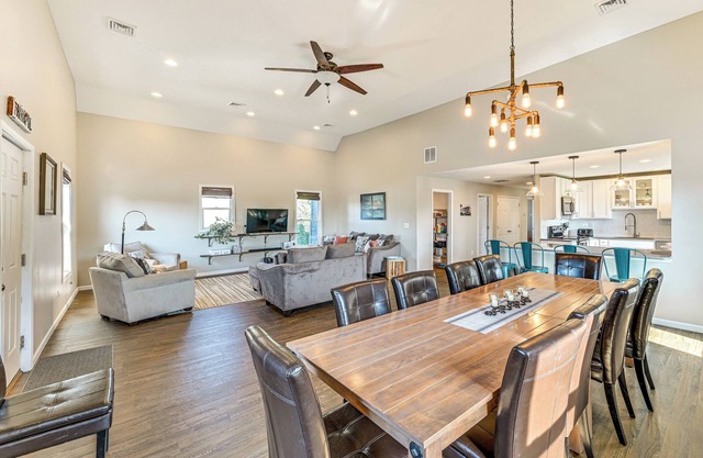 Walk to Academy: Family Lake Penthouse in Culver!
