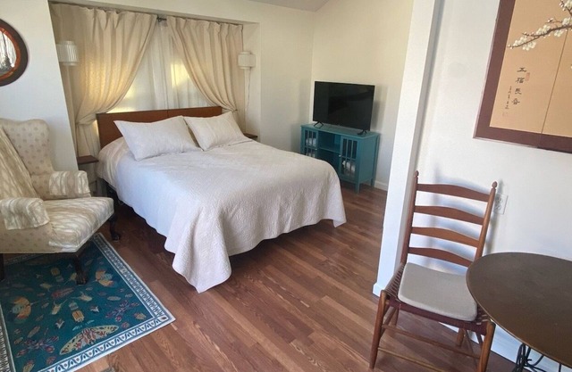 Walk to all major attractions, train, and waterfront.