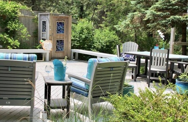 Walk to Bay Side Beach AC WiFi Updated cozy cottage