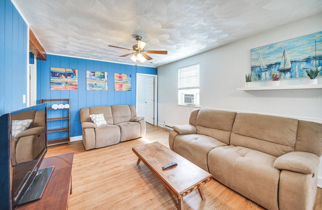 Walk to Beach & Chesapeake Bay: Norfolk Retreat!
