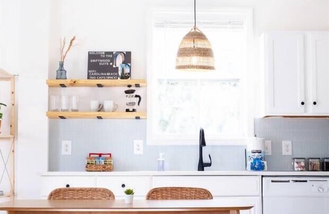 Walk to Beach, Full Kitchen, Cozy Surf Studio