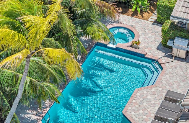 Walk to beach/Heated Pool/Ample residence/Marlin Key