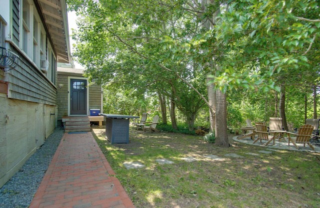 Walk to Beach & Lighthouse: Oak Bluffs Studio!