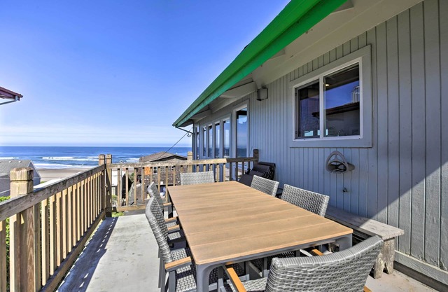Walk to Beach: Oregon Coast Escape w/Hot Tub!