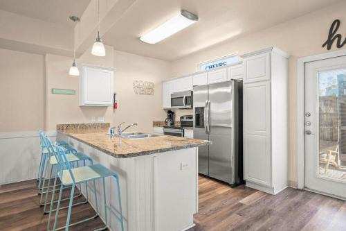 Walk to Beach Shared Pool & Grill Dog Friendly