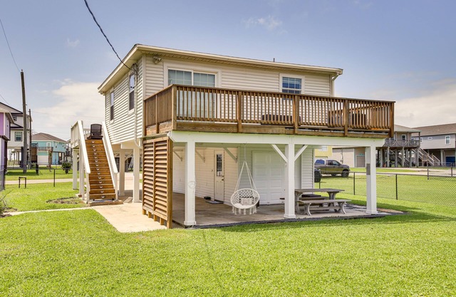 Walk to Beach: Updated Home w/Deck in Galveston!