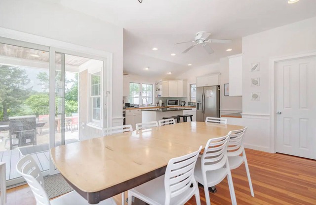 Walk to beaches & ferries! 9bd/4baths - Sleep 20ppl.