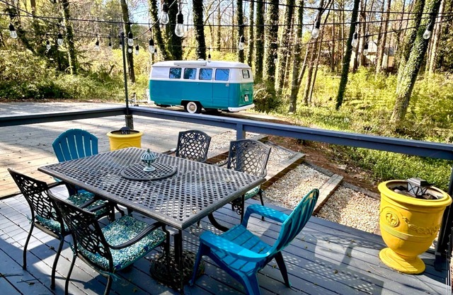 Walk to Downtown Alpharetta - Camper hangout, game room, & chef’s kitchen