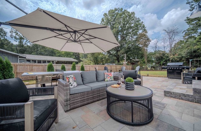 Walk to Downtown & Lake Acworth~Cozy Home w/Patio