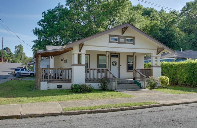 Walk to Dtwn Hot Springs: 'Lazy Daze Bungalow'
