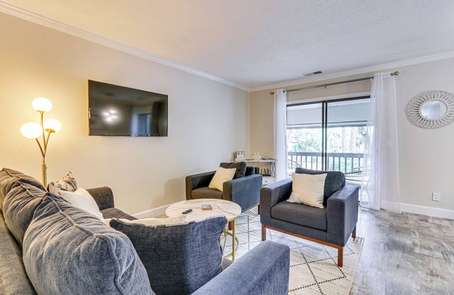 Walk to Folly Field Beach: Condo w/Pool Access