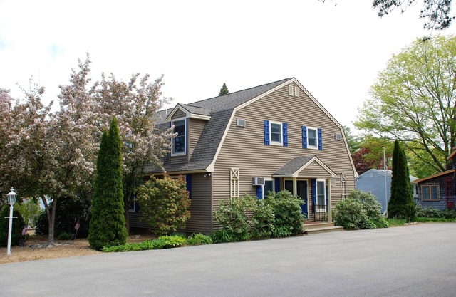 Walk to Footbridge Beach on a quiet residential street in less than 10 minutes !