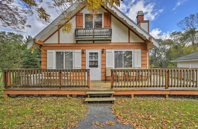 Walk to Green Lake & Beach: Cozy Cabin w/Deck