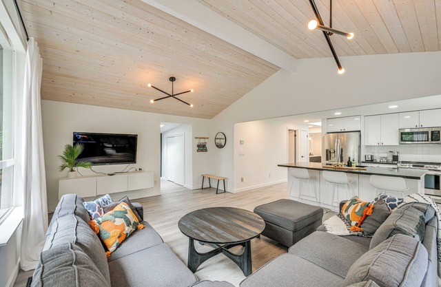 Walk to Lake: Anderson Island Escape w/Fire Pit