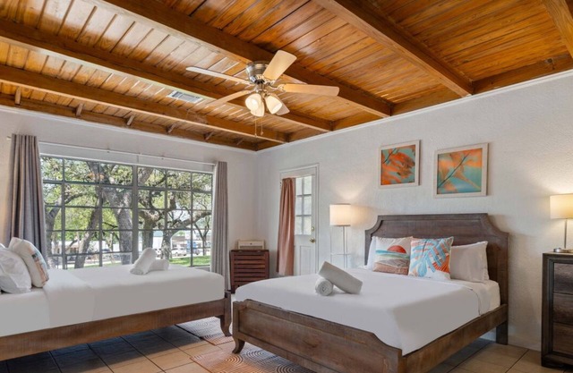 Walk to Lake Travis & FREE Waterpark! Glamping Bungalow, Patio w/Grill+Firepit