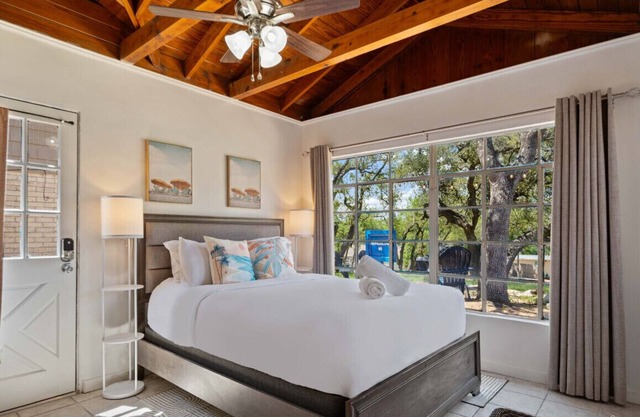 Walk to Lake Travis| Lakefront Waterpark│Bright Studio for 2│Firepit & Patio