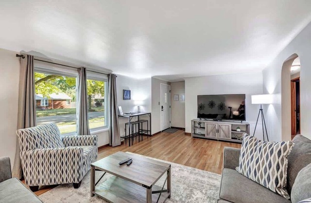 Walk to Lambeau Hot Tub Pet-Friendly 3BR