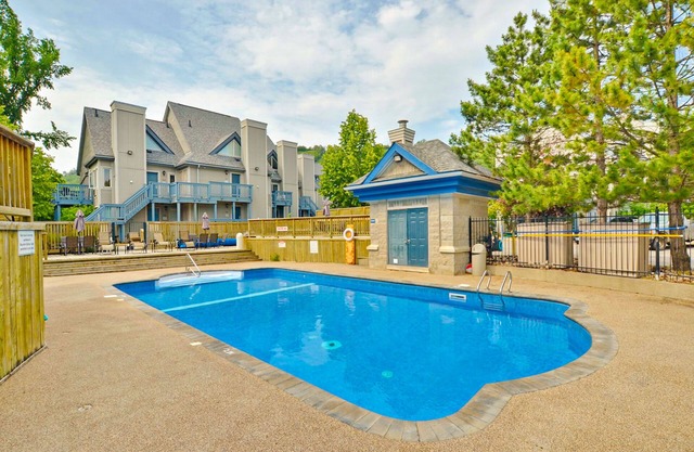 Walk-to-lifts condo w/shared pool, tennis - on shuttle route