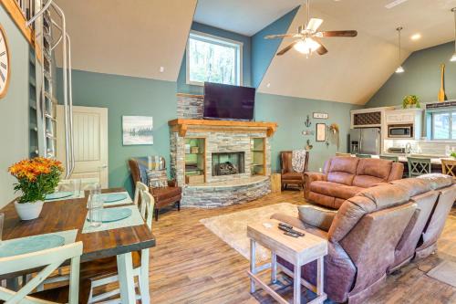 Walk to Marina Center Hill Lake Home with Hot Tub