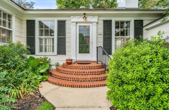 Walk to MSU | Cozy | Smart TVs