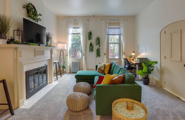 Walk to Restaurants & Shops: Apt in Pennsylvania!