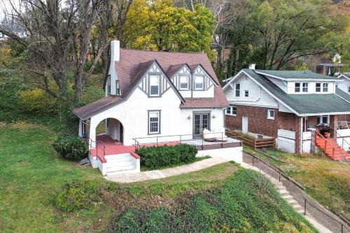 Walk to Roanoke River Greenway Mountain-View Home