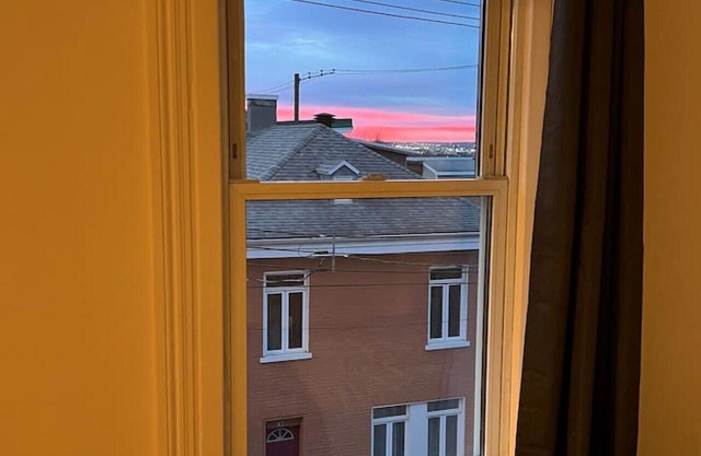 walk to Rue St-Jean: Pet-Friendly |Full Kitchen + Free Street Parking