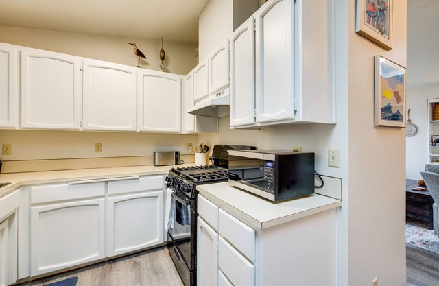 Walk to Seaside Beach: Vacation Rental Cottage!