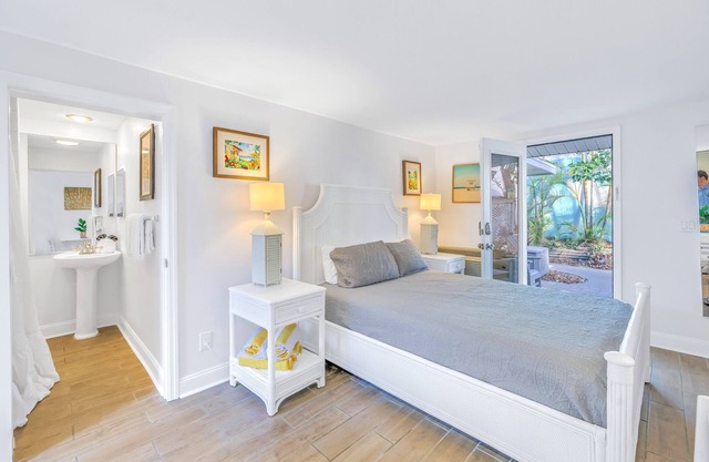 Walk to Siesta Key Beach & Village | Private Patio | Prime Location!